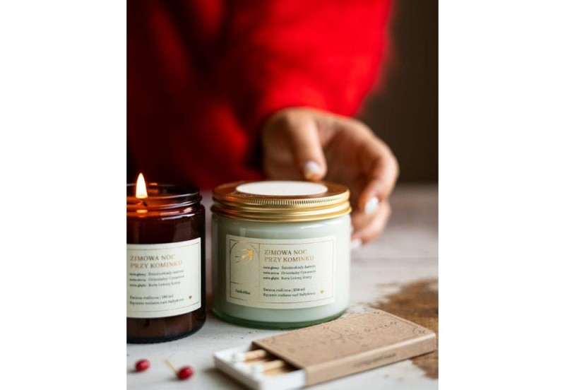 jaskółka świeca sojowa zimowa noc przy kominku.jpg