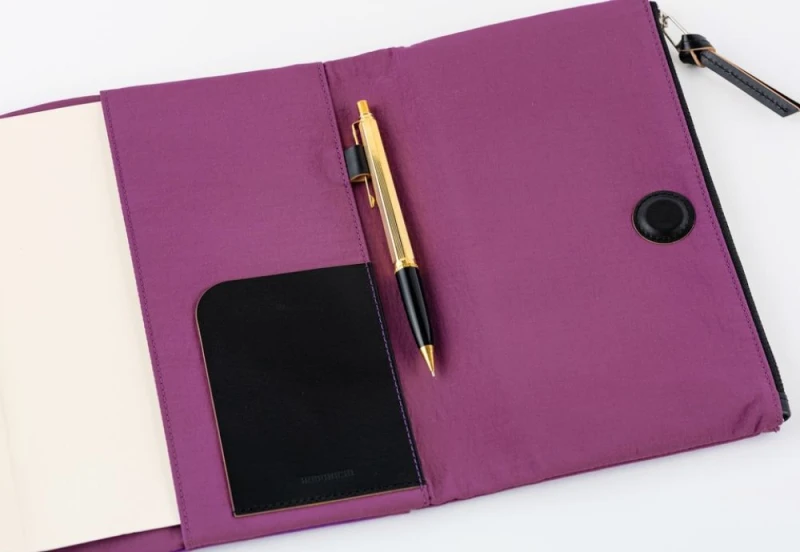 Hobonichi Techo Cousin A5 Cover: Tragen: Purple