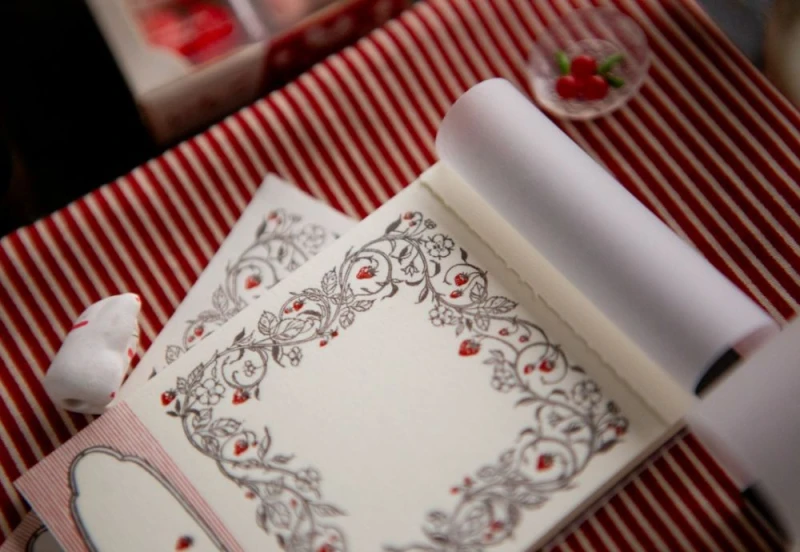 OURS Studio Strawberry Frame Letterpress Book Zestaw etykiet NOTEKA.jpg
