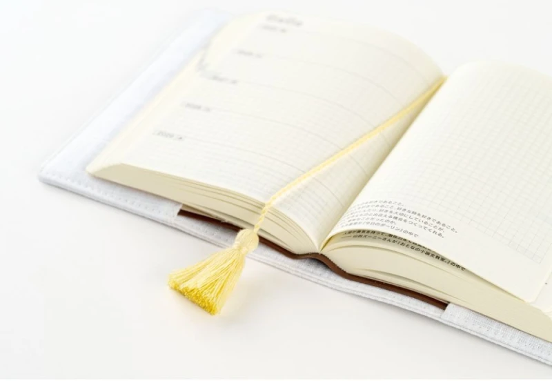 Hobonichi 5-Year Techo A6 2027-2031 Gift Edition Iyo Okumi Haconiwa - dziennik 5-letni w zestawie JPN noteka.jpg