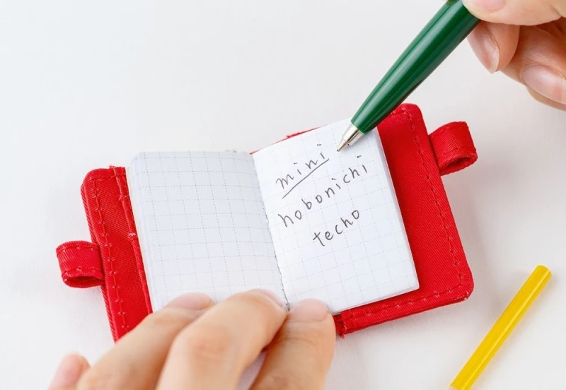 Hobonichi Techo Mini Keychain Red - breloczek NOTEKA.jpg