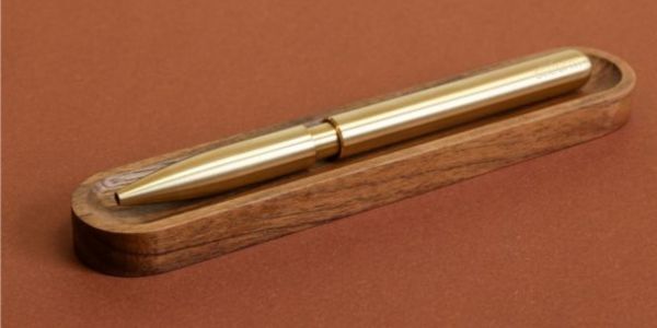 Długopis jako element eleganckiego biura – jak dopasować akcesoria?