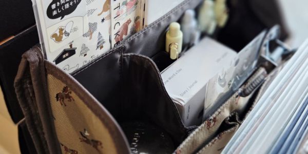 Analog hobby bag – chwilowy trend czy potrzebna zmiana w świecie cyfrowego chaosu?