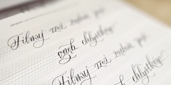 Zeszyt do kaligrafii – jak wybrać najlepszy do nauki pięknego pisania?